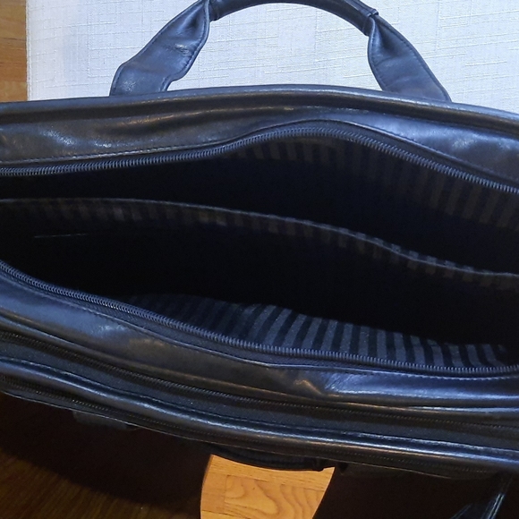 Authentic Tumi Leather Expandable Bag - Picture 11 of 11